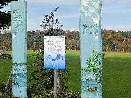 Holzstele Prientaler Flusslandschaft in Frasdorf, © Tourist Info Aschau i.Ch.