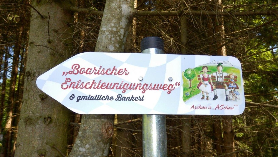 Schild Entschleunigungsweg, © Tourist Info Aschau i.Ch.