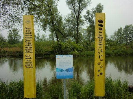 Holzstele Prientaler Flusslandschaft in Rimsting