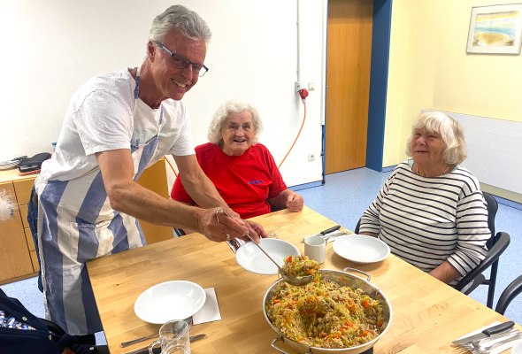 Gemeinsames Kochen mit Herrn Dr. Olbrich, © C.R.