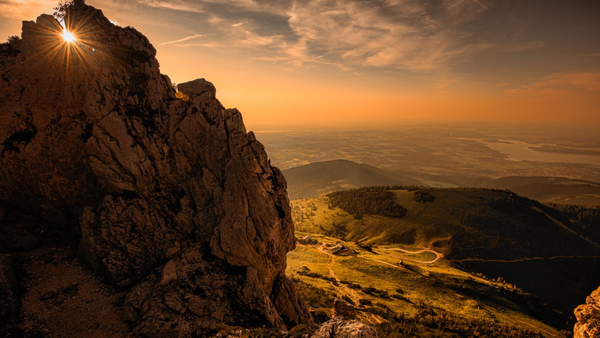 Sonnenuntergangsblick durch die Felsen der Kampenwand, © Ralf Blumenschein