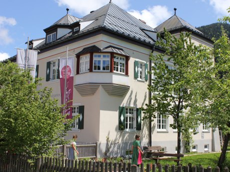 Alte Schule Sachrang mit Heilkräutergarten, © Tourist Info Aschau i.Ch.