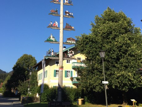 WaldApotheke Sachrang - Linde am Maibaum und Sachranger Dorfladen, © Tourist Info Aschau im Chiemgau