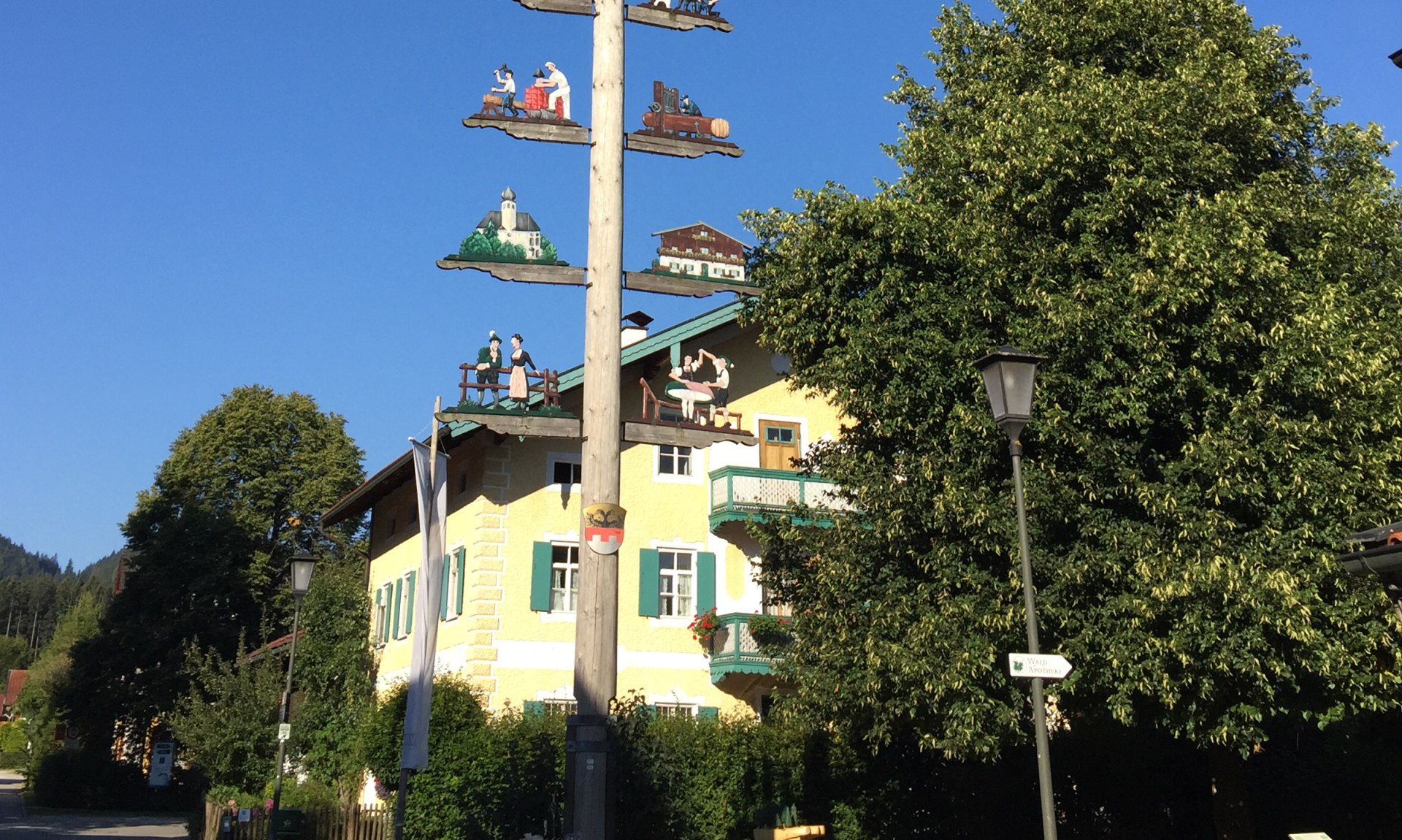 WaldApotheke Sachrang - Linde am Maibaum und Sachranger Dorfladen, © Tourist Info Aschau im Chiemgau