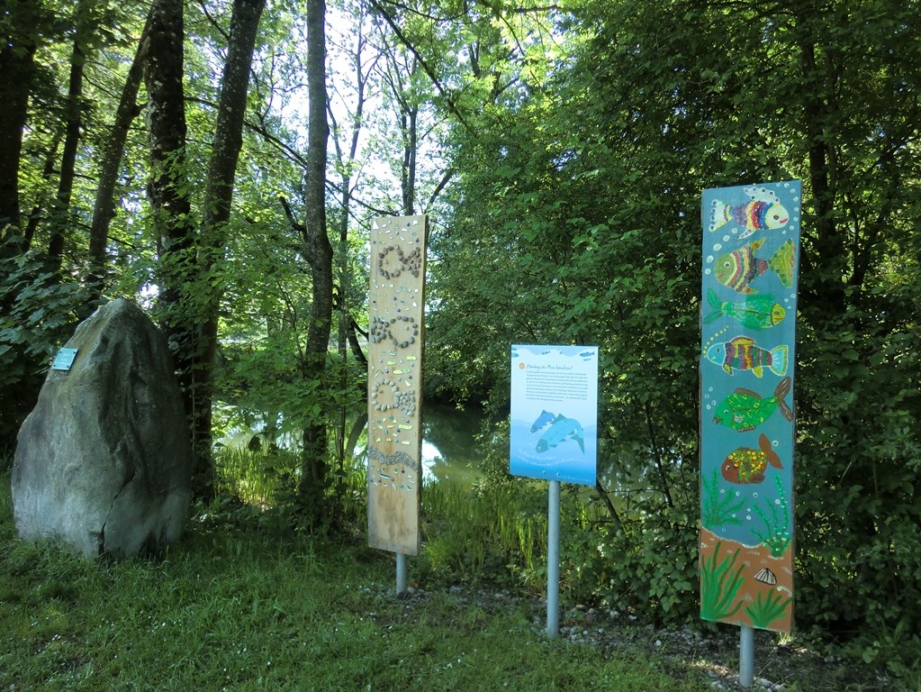 Holzstele Prientaler Flusslandschaft in Prien, © Tourist Info Aschau i.Ch.
