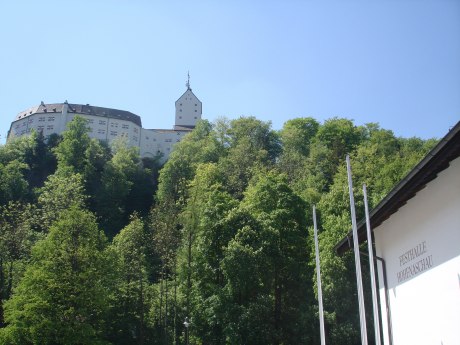 Festhalle Hohenaschau unterhalb Schloss Hohenaschau