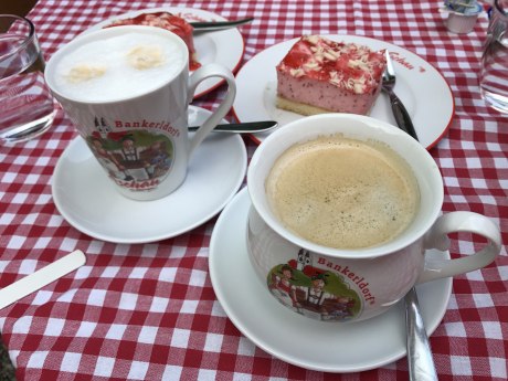 Kaffee und Kuchen im Burgladerl, © H. Reiter