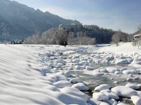 Schloss Hohenaschau mit der Prien im Vordergrund, © Foto Berger