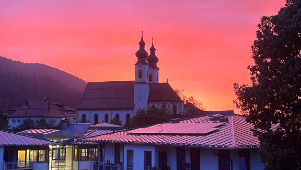 Seniorenheim bei Sonnenuntergang, © H.Reiter