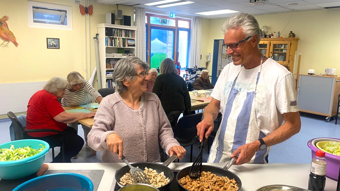 Gemeinsames Kochen mit Herrn Dr. Olbrich, © C.R.