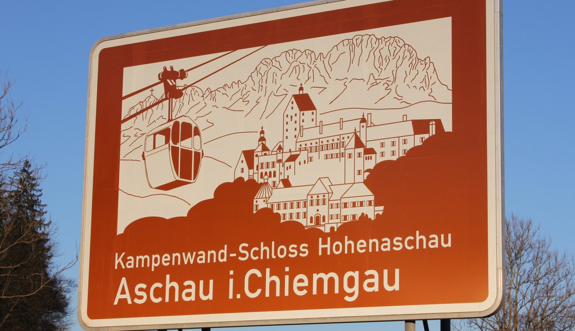 Autobahnschild Aschau i.Ch. auf der A8, © Tourist Info Aschau i.Ch.